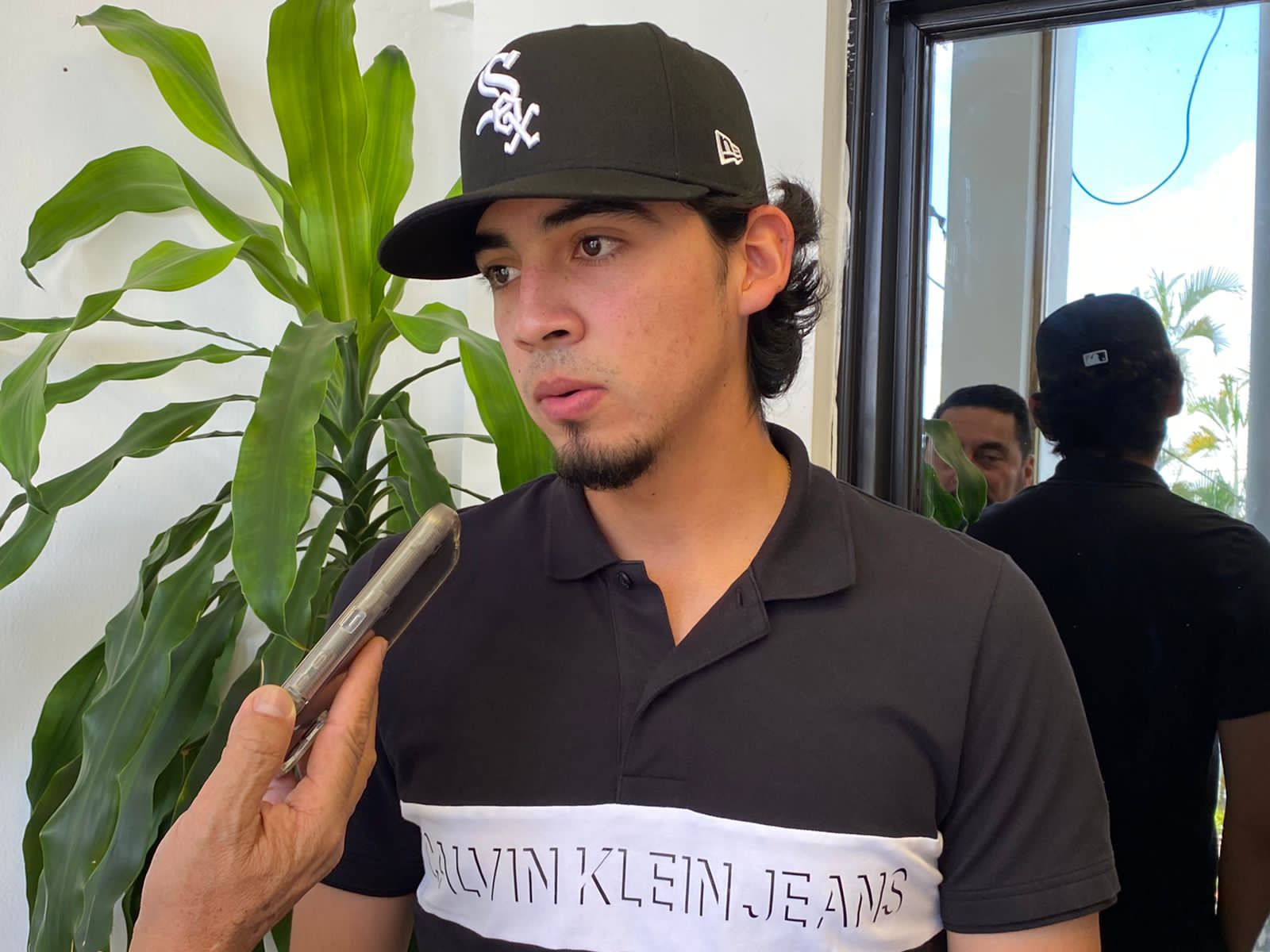 El pelotero Alexander Armenta visita a Gerardo Vargas tras hacer historia en el beisbol japonés