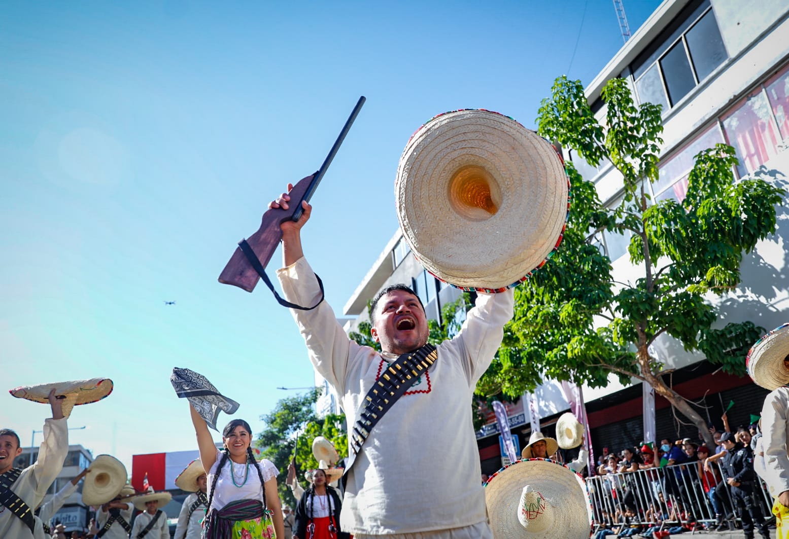 Las emociones se hicieron presentes; encanta a los ‘culichis’ el desfile por el 112 aniversario de la revolución