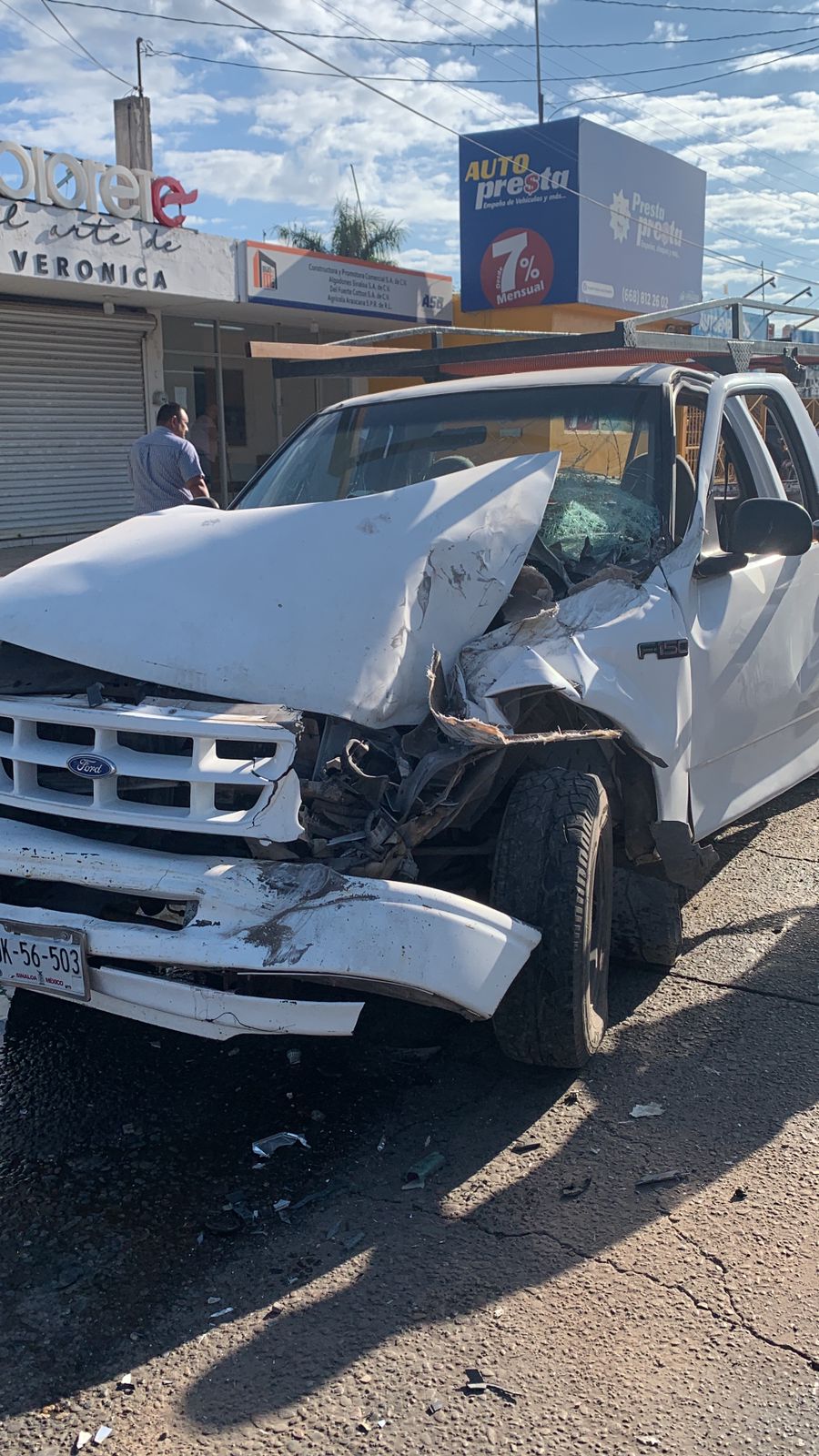 Conductor choca su camioneta contra un camión urbano en Los Mochis y ...