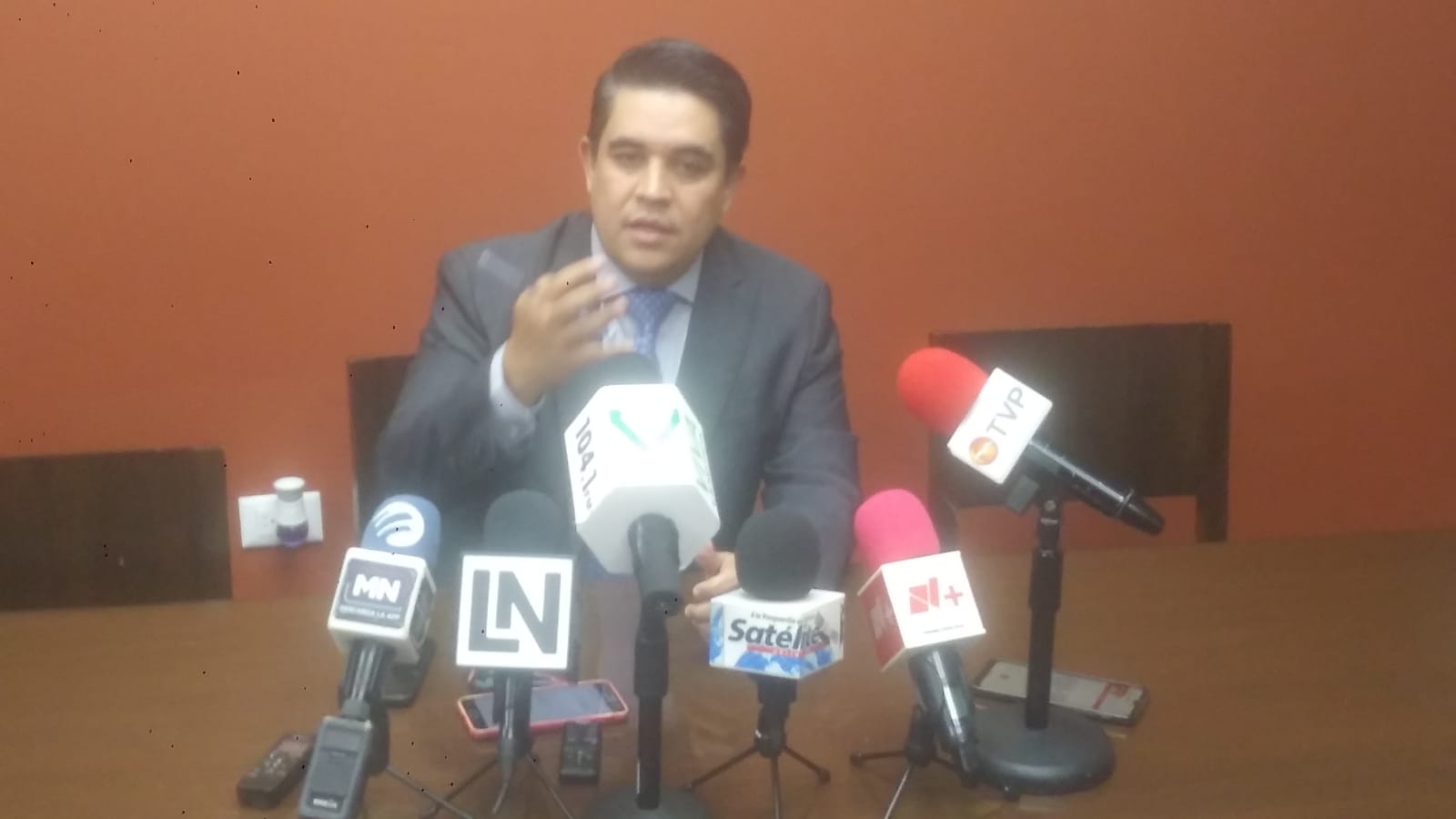 Mesa Directiva manda a Comisiones las solicitudes de juicio político contra “El Químico”
