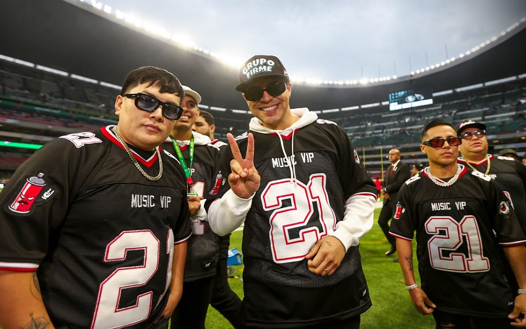 Abuchean a Grupo Firme en el estadio Azteca