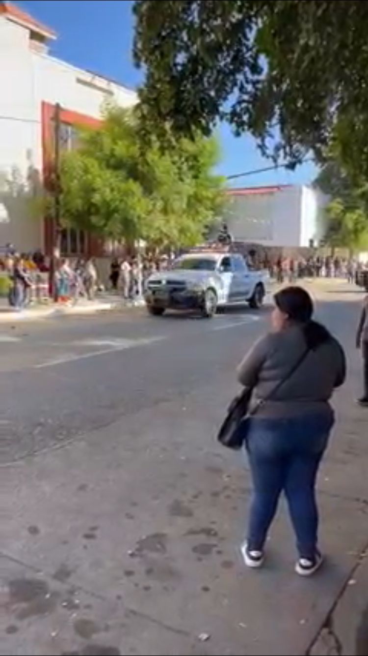 (VIDEO) Con todo y un motociclista siguiéndolas, patrullas de la Guardia Nacional irrumpen en desfile en Guasave