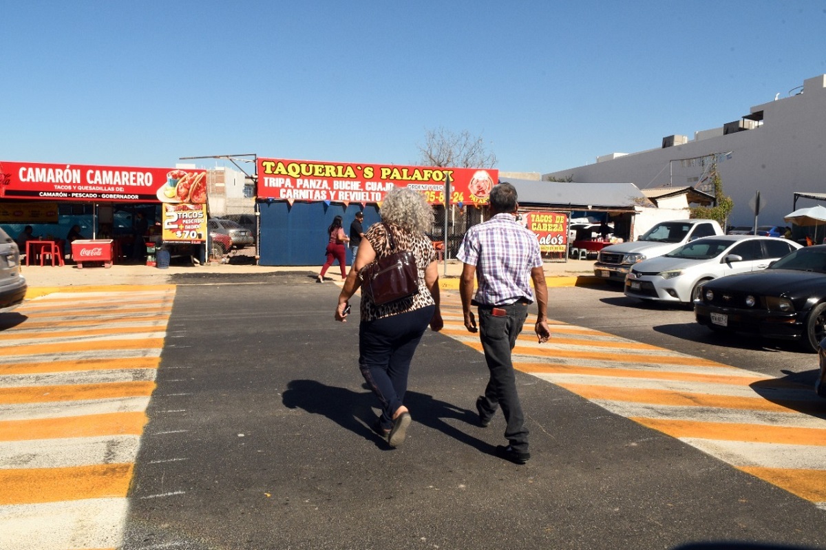 Instala Ayuntamiento de Culiacán cruce peatonal seguro frente a la USE