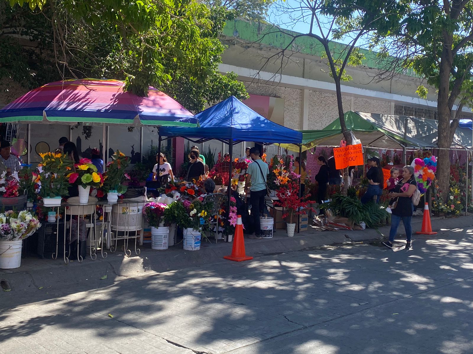Gladiolas, cempasúchil, veladoras y globos; las compras de Culiacanenses este Día de Todos los Santos