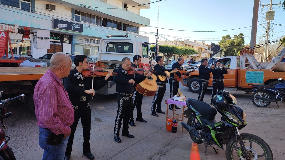 Con mariachi y pastel, proveedor del IMSS exige se le pague en la subdelegación de Los Mochis