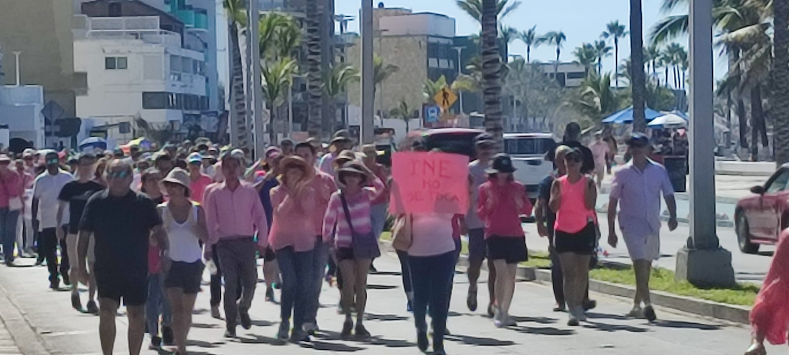 Desde el malecón hasta la Ejército Mexicano gritaron: ‘El INE no se toca’ en Mazatlán