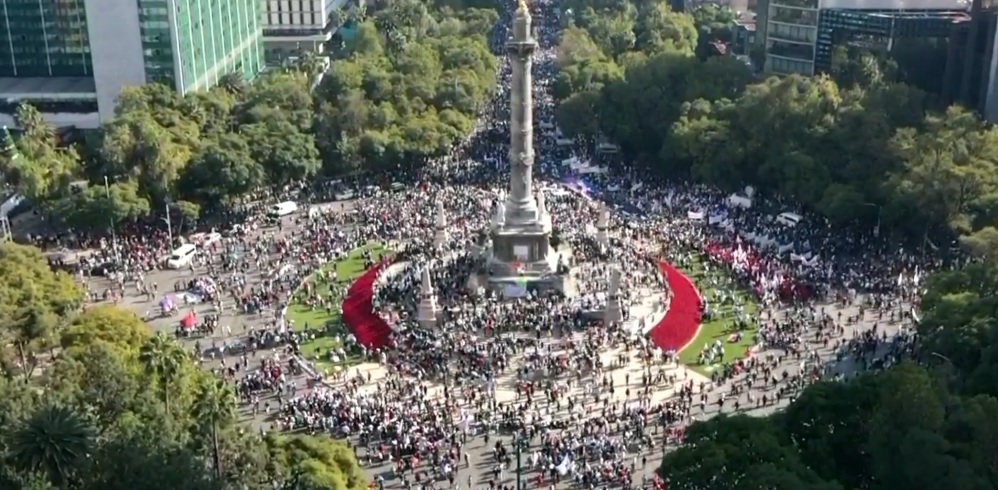 Previo a megamarcha de AMLO, miles se congregan en Ángel de Independencia