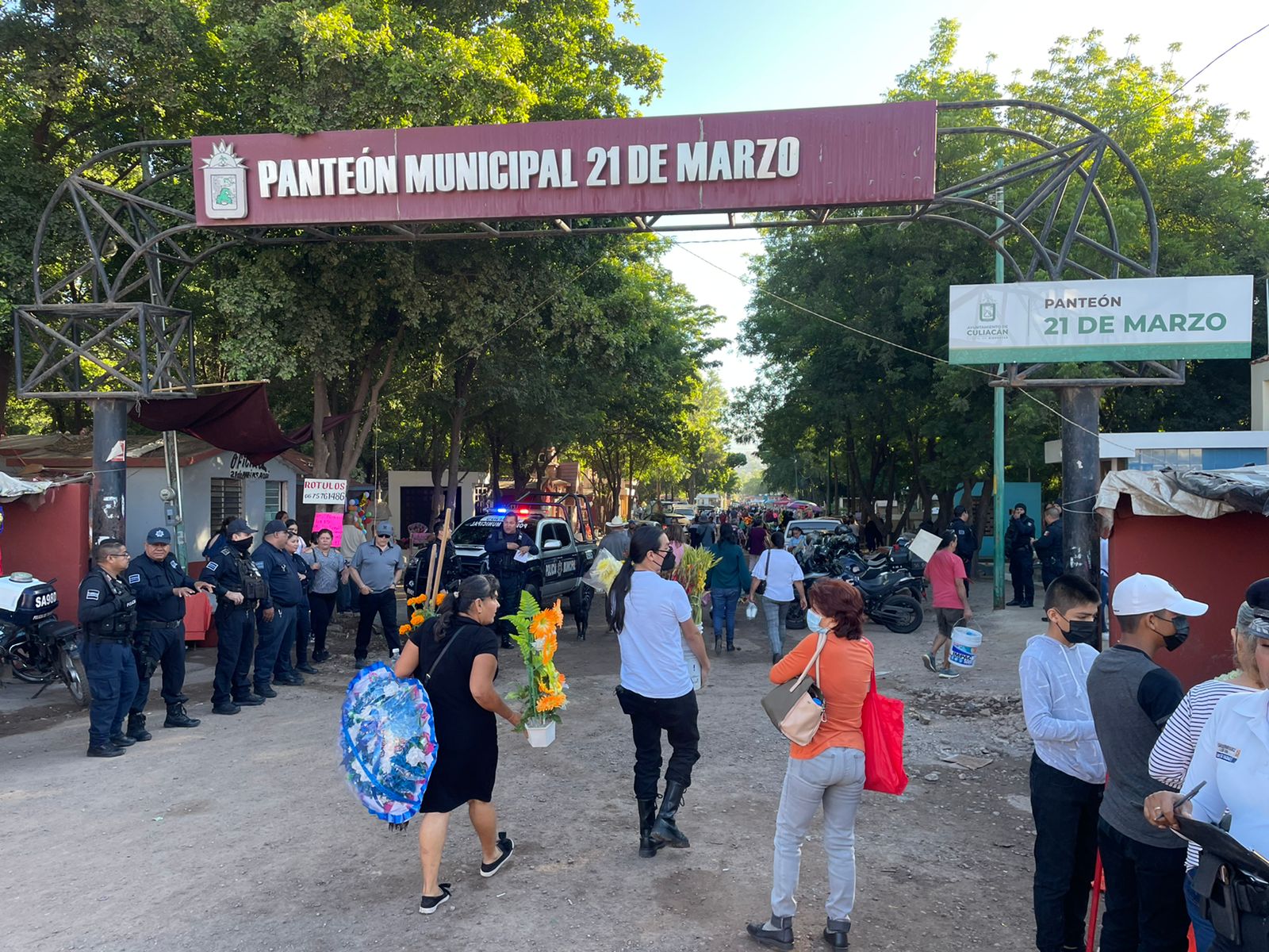 Con palas, flores y veladoras, cientos de personas madrugan al panteón 21 de Marzo de Culiacán a visitar a sus fieles difuntos