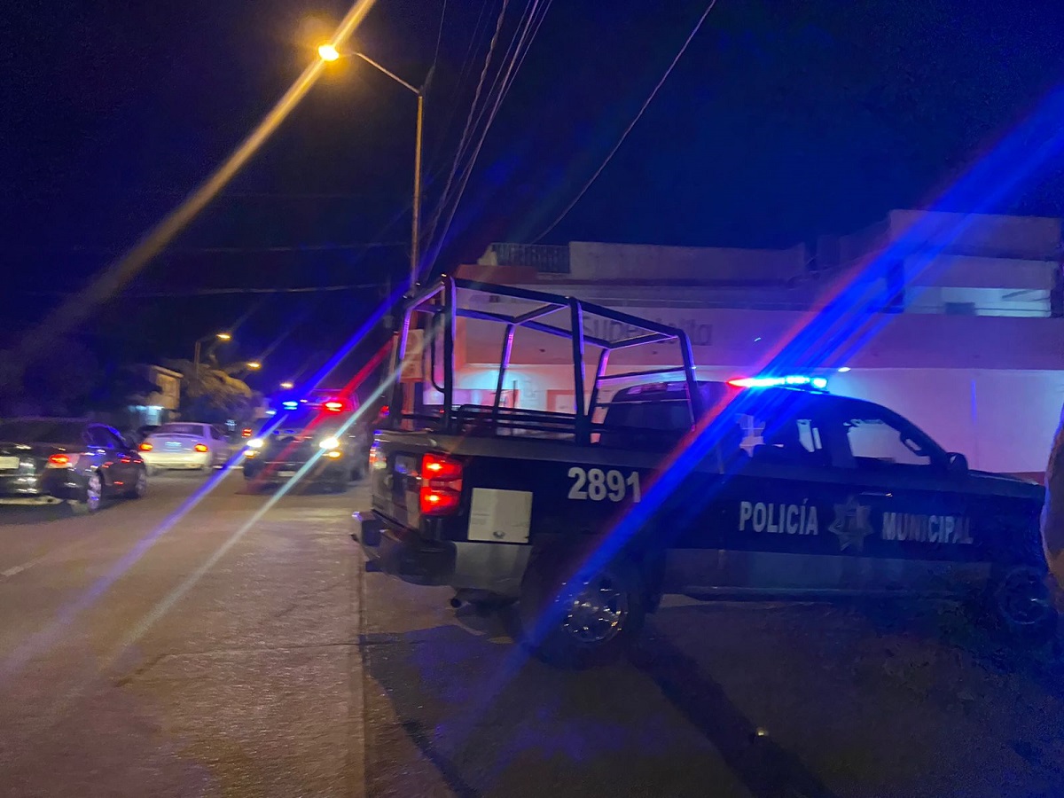 ¡Un sujeto de negro lo esperaba afuera de su casa! Lo despojan de un Jeep 2022, en Guamúchil