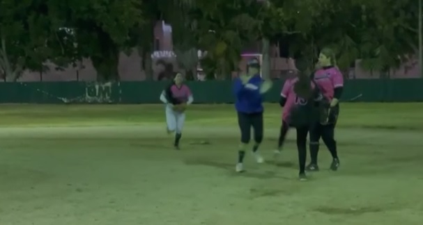 Se fueron a los golpes mujeres softbolistas en Ahome
