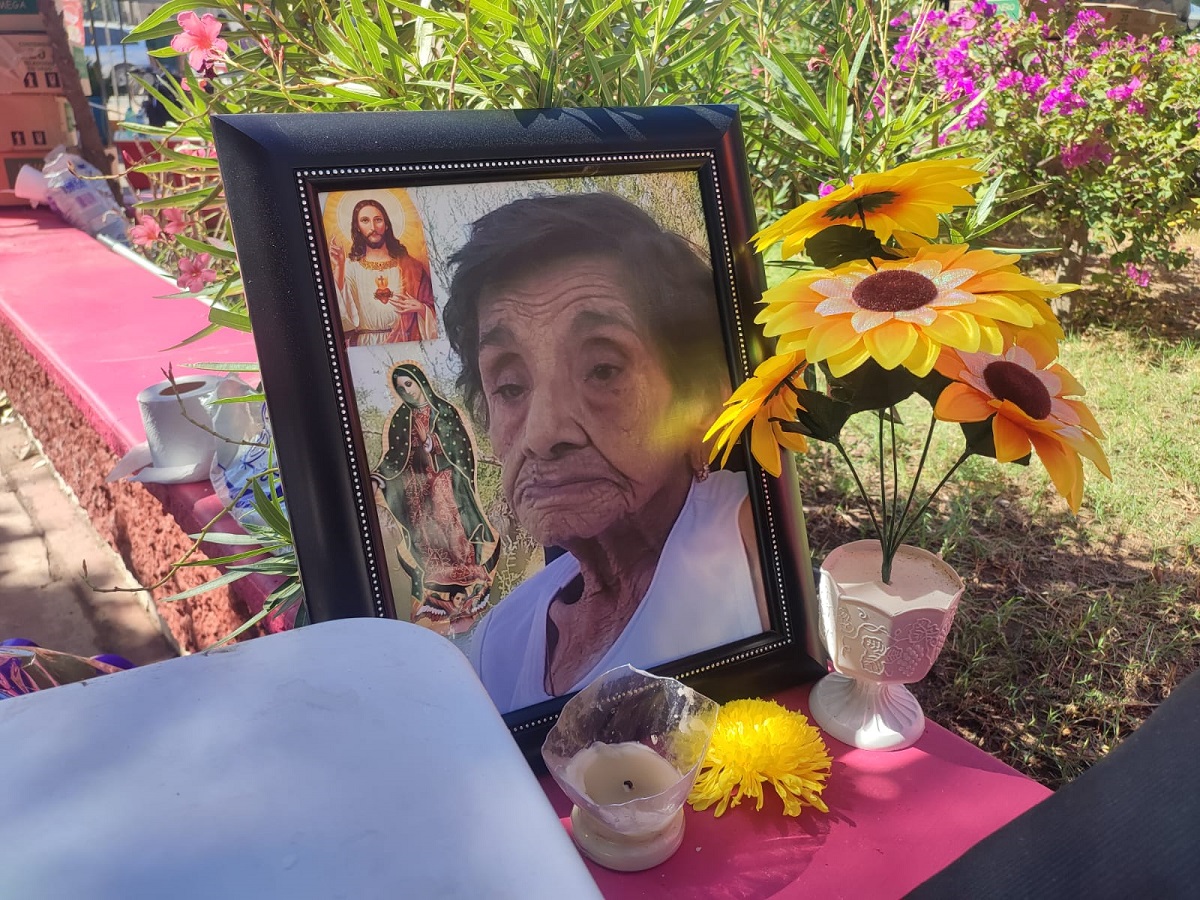 Como le hubiera gustado a doña Emilia, hasta después de su muerte sigue presente en la venta de coronas en Guasave