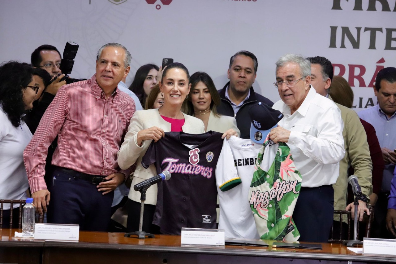 Como a AMLO, regalan a Claudia Sheinbaum jerseys de beisbol de equipos de Sinaloa