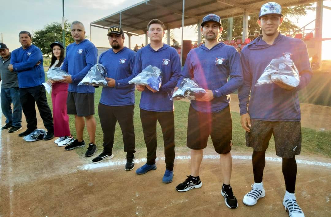Julio César Urías llena de regalos a peloteritos de La Higuerita