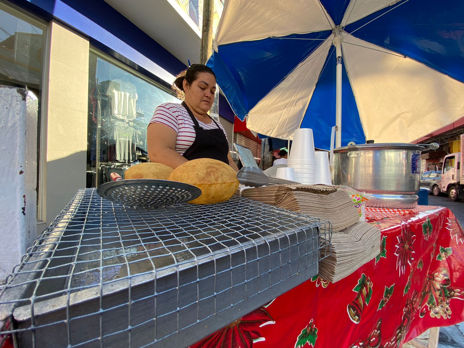 Baja un grado en Mazatlán y regresan las ricas gorditas y el atole de pinole