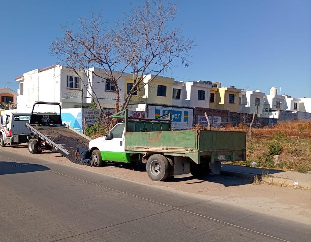 Retira Tránsito Municipal dos vehículos abandonados este domingo en Mazatlán