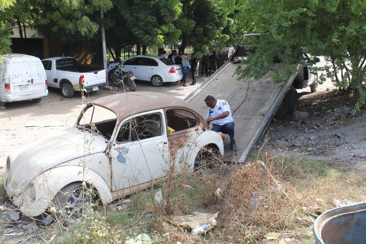 ¡Hacen barrido! Retiran vehículos abandonados para llevarlos a la pensión en Mazatlán