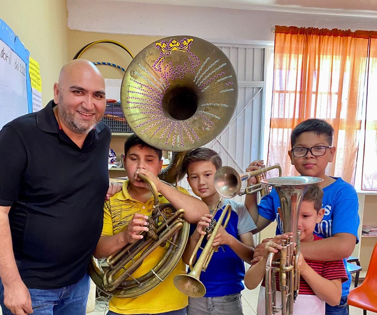 Santiago amó el trombón escuchando a Don Cruz Lizárraga; ahora lleva la música a comunidades rurales
