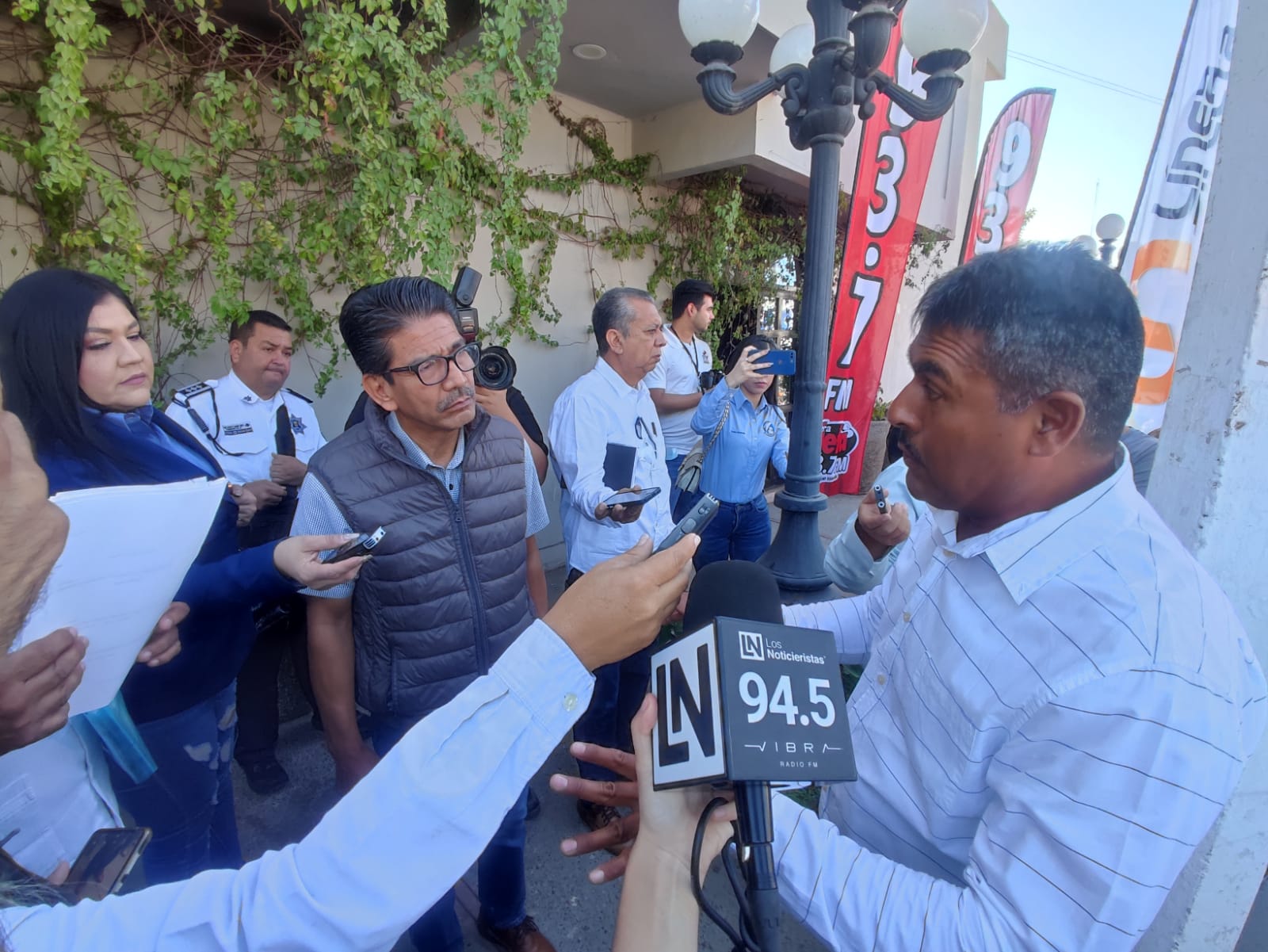 ¡Fueron timados!, se manifiestan policías y jubilados de confianza; con engaños les quieren hacer descuentos de cuotas