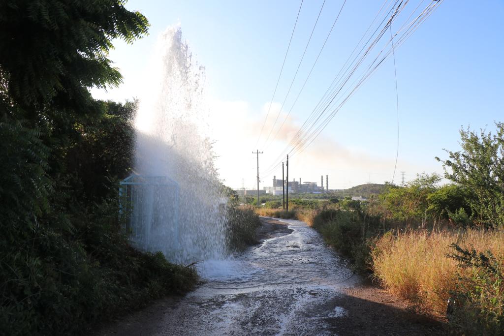 ‘Era una cascada’, se roban válvula de tubería y provocan gran fuga de agua en La Sirena