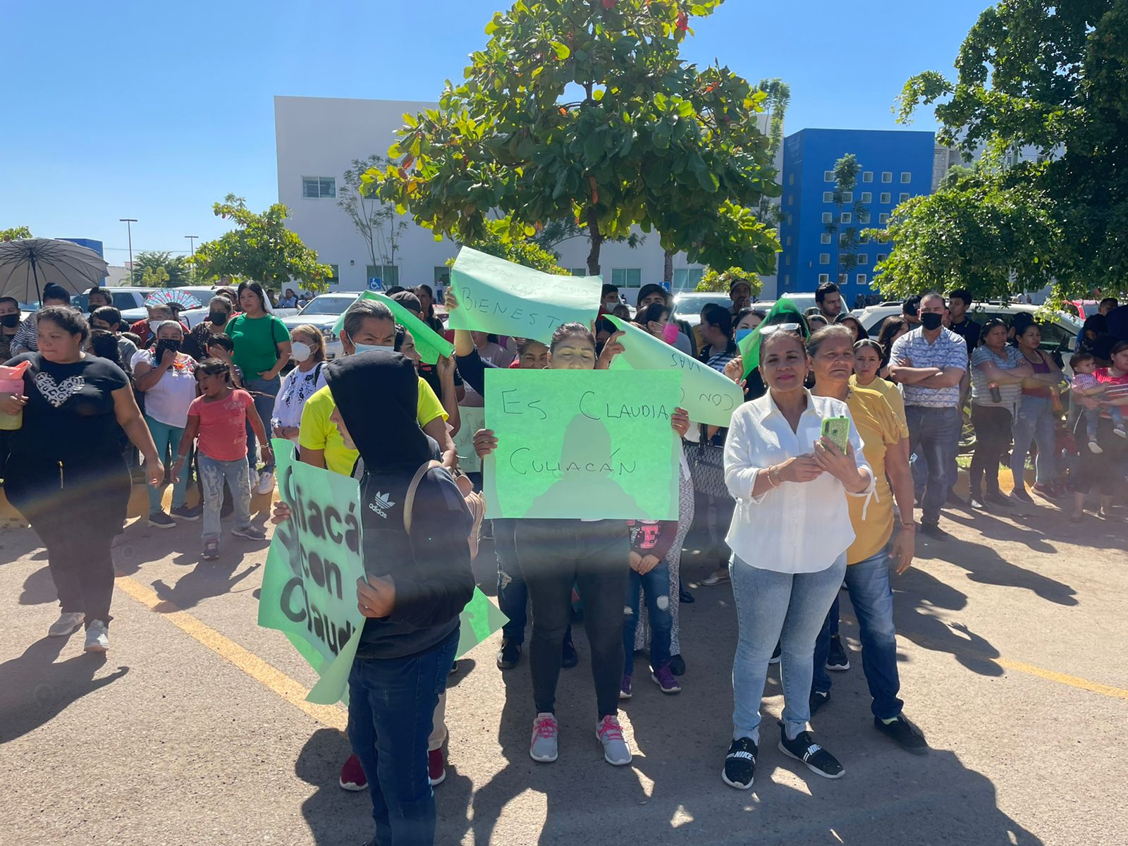 Al ritmo de la banda y con decenas de simpatizantes esperan a Claudia Sheinbaum en la UAS
