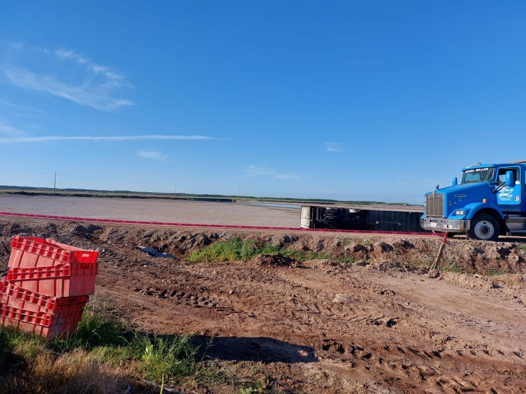 Eran 16 paquetes de hierba verde, lo hallado en tráiler volcado en granja acuícola: SSPE