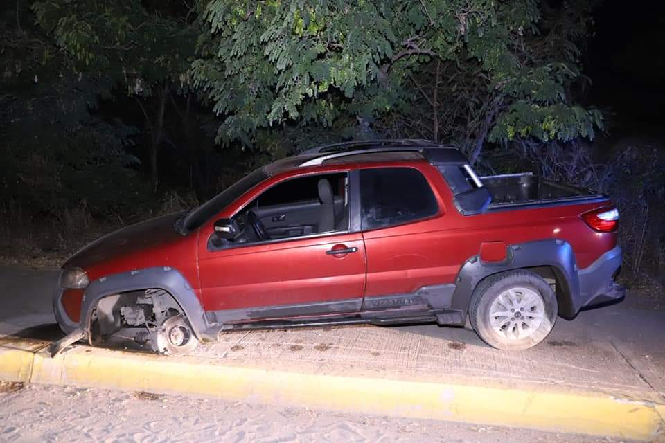 Le invaden carril y se sale del camino camioneta sobre la Juan Pablo II en Mazatlán