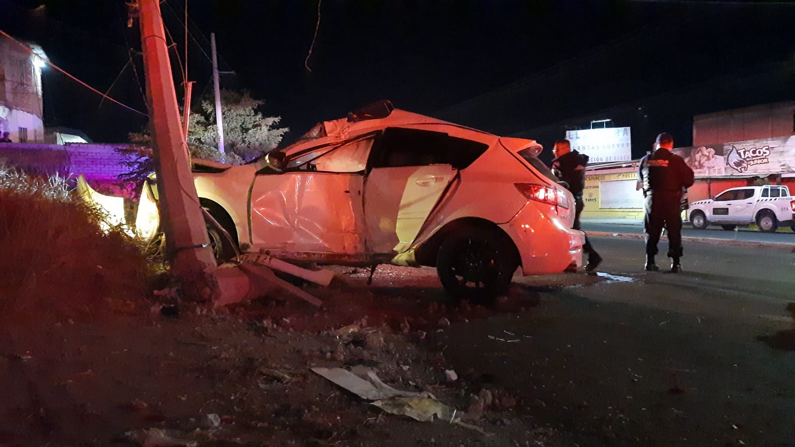 Por conducir a exceso de velocidad, joven pierde el control y se impacta contra poste de la CFE, en Culiacán