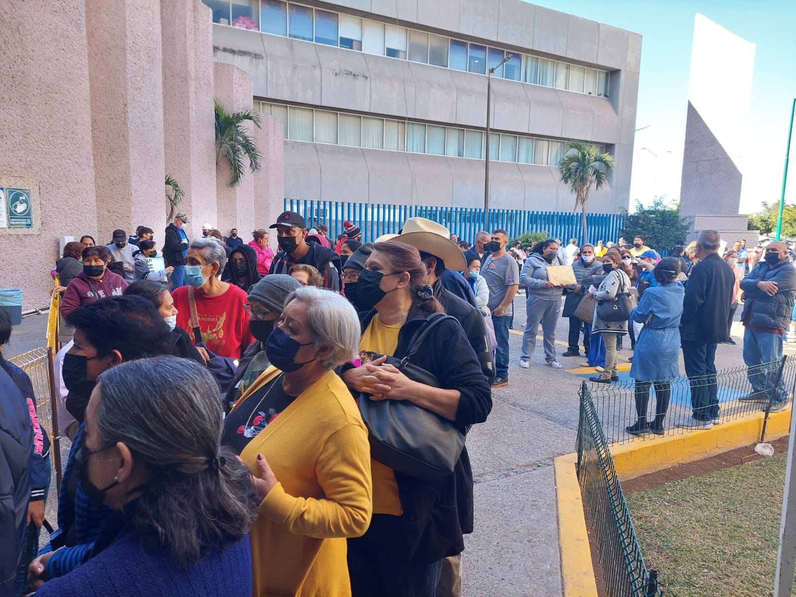 Se aglomeran más de mil personas haciendo fila en el IMSS; a todos los citaron este 26 de diciembre