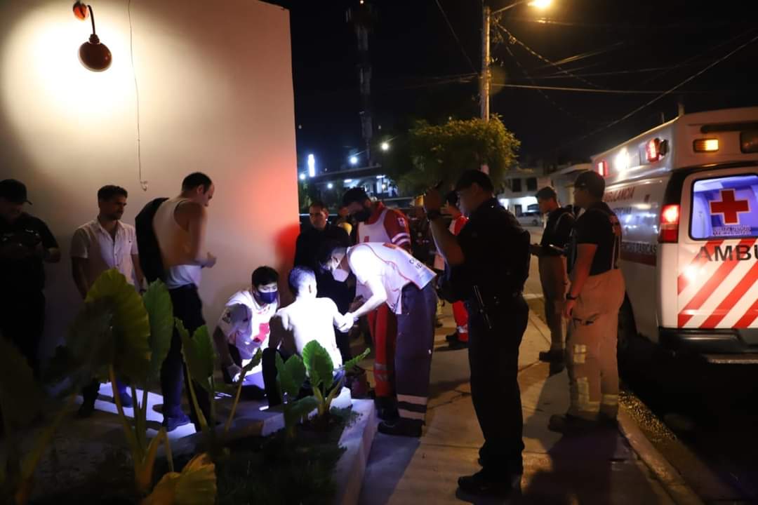 Se prende fuego bartender por atracción con bebidas en restaurante de Mazatlán