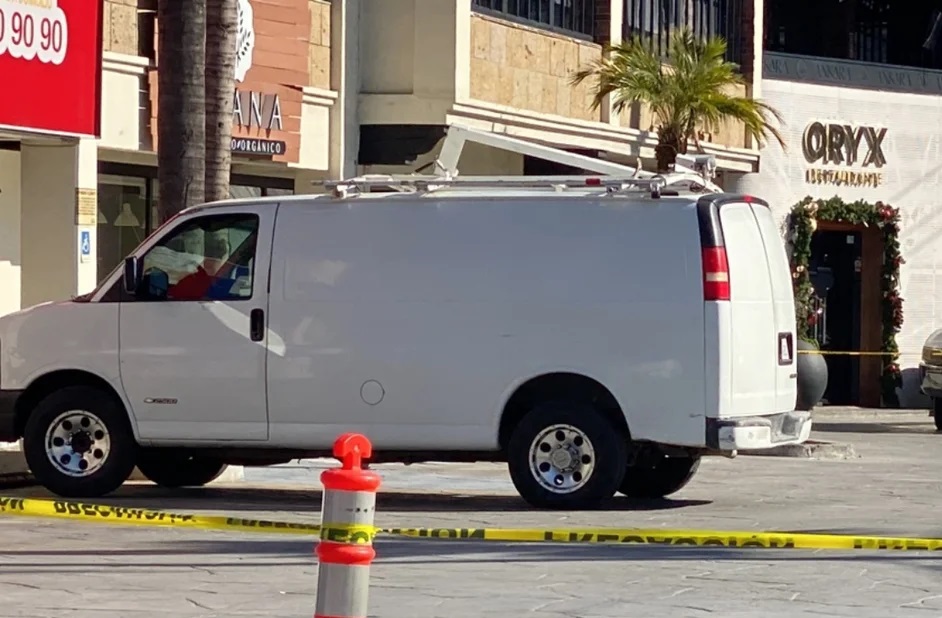 Video: Como si nada… sujetos estacionan camioneta con 6 cuerpos, en plaza comercial de Tijuana