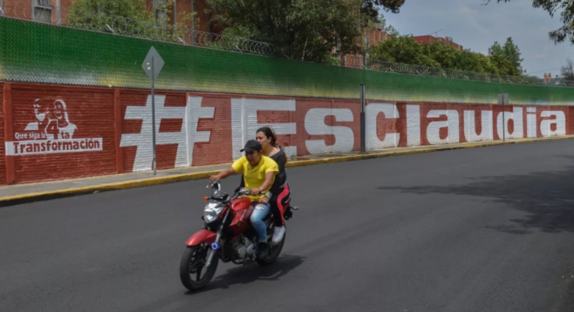 López Obrador acusa violación a la Constitución con orden del INE de dar para atrás campaña #EsClaudia