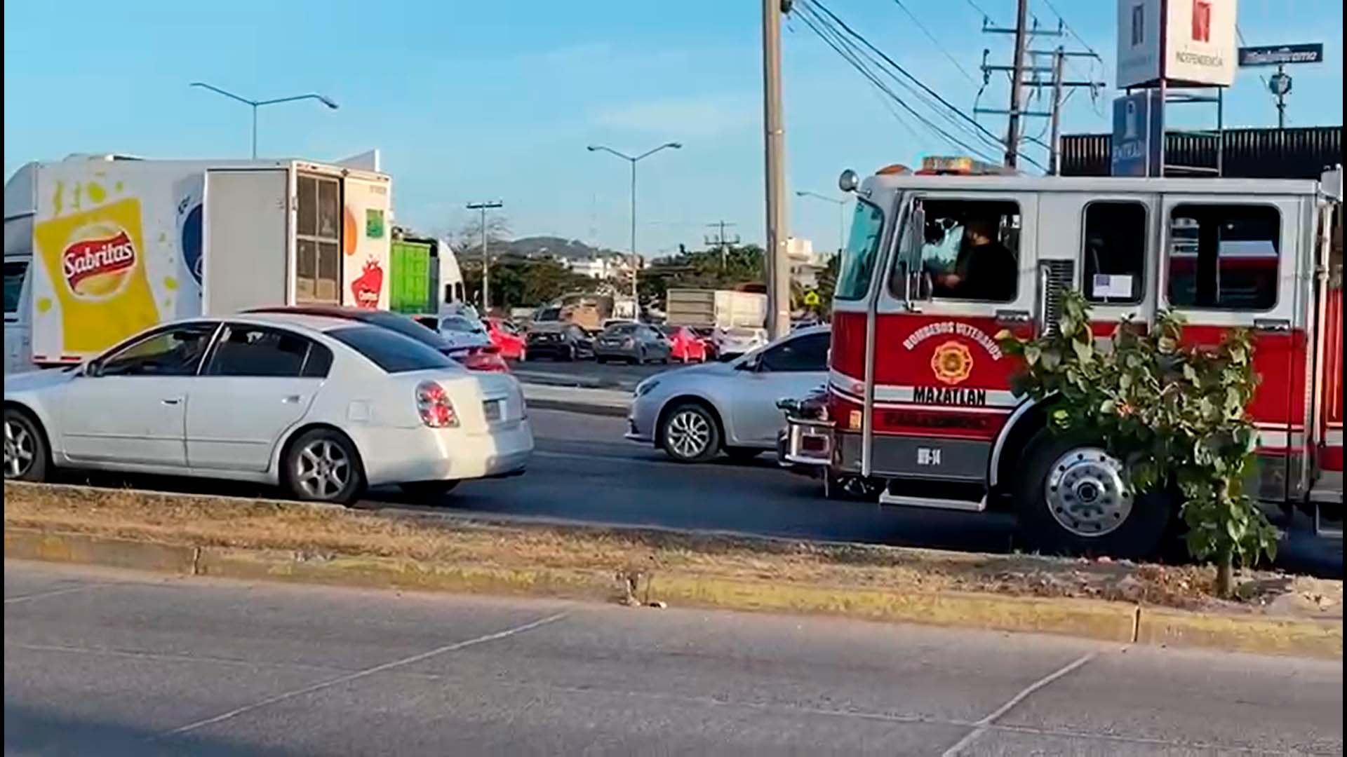 VIDEO: Caos vial en Mazatlán, conductores le impiden el paso a unidad de Bomberos
