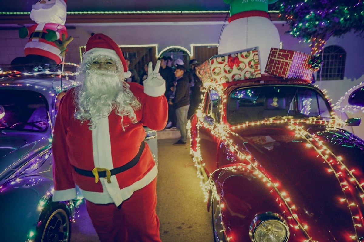 Todo un éxito la exhibición de vochos navideños en Culiacán