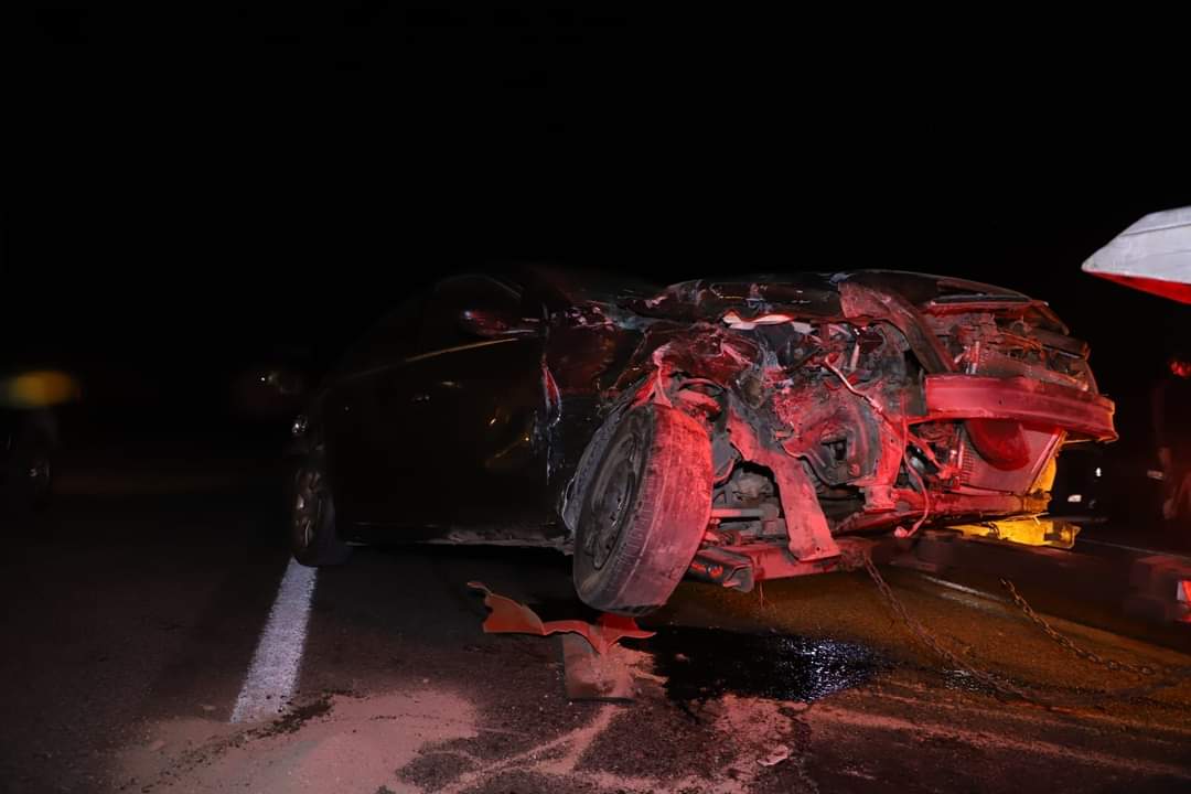 Destrozados quedan dos vehículos por la libre Mazatlán-Culiacán tras chocar; uno invadió carril
