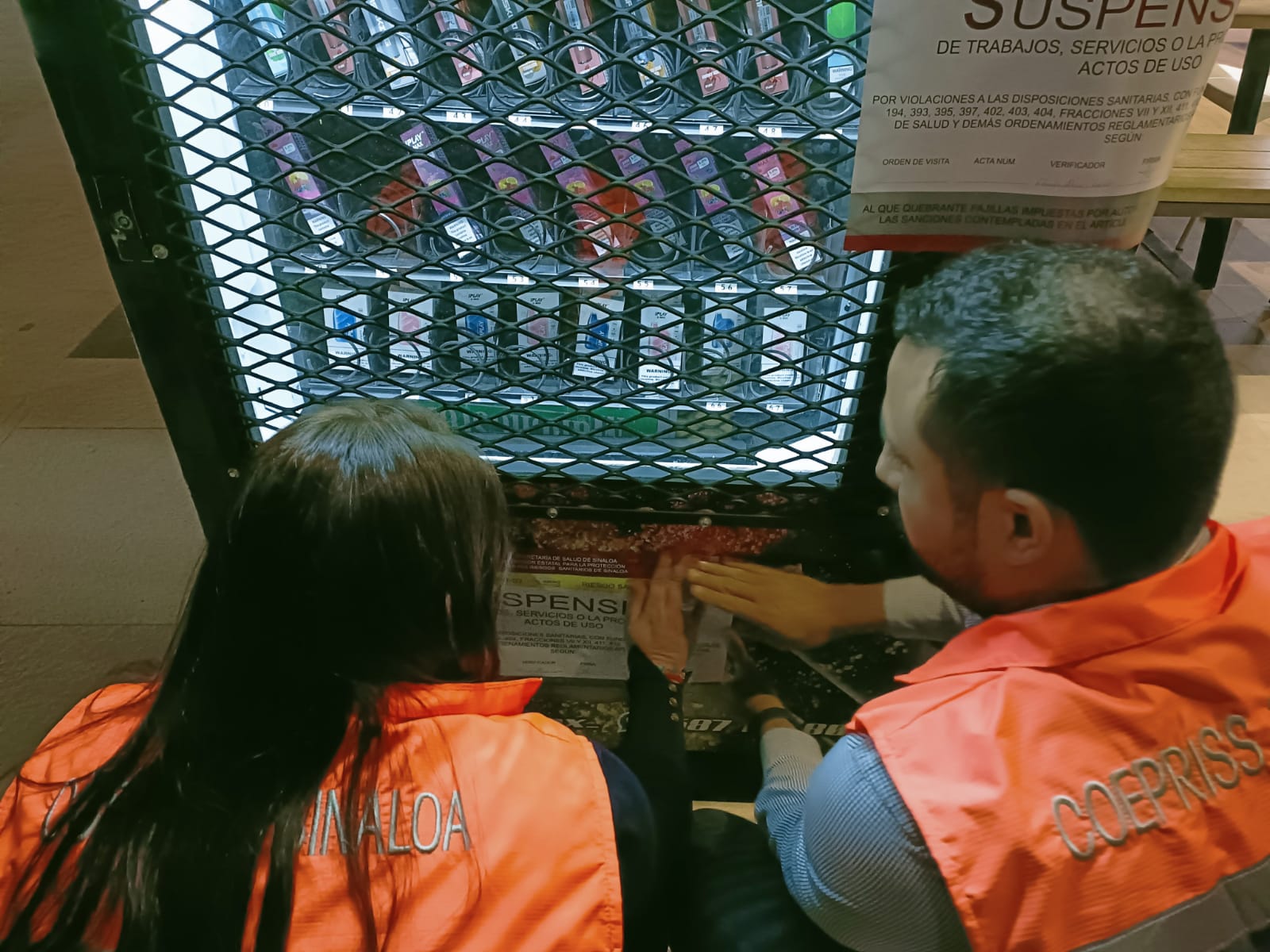 Suspende Coepris una máquina expendedora de vapeadores en plaza comercial