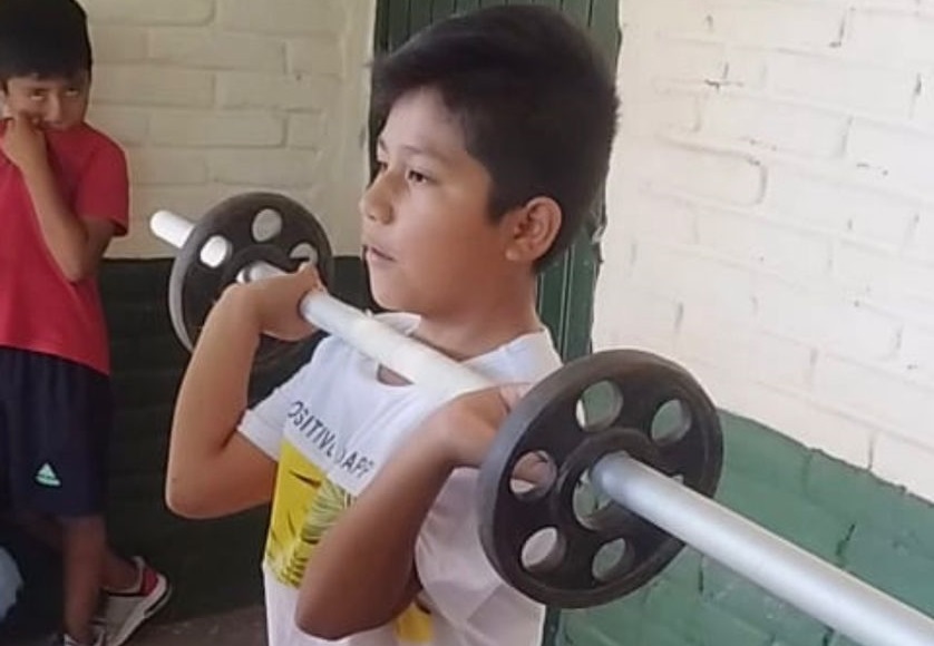 Con dinero de su bolsa, Jesús pone escuelita de halterofilia en Villa Juárez