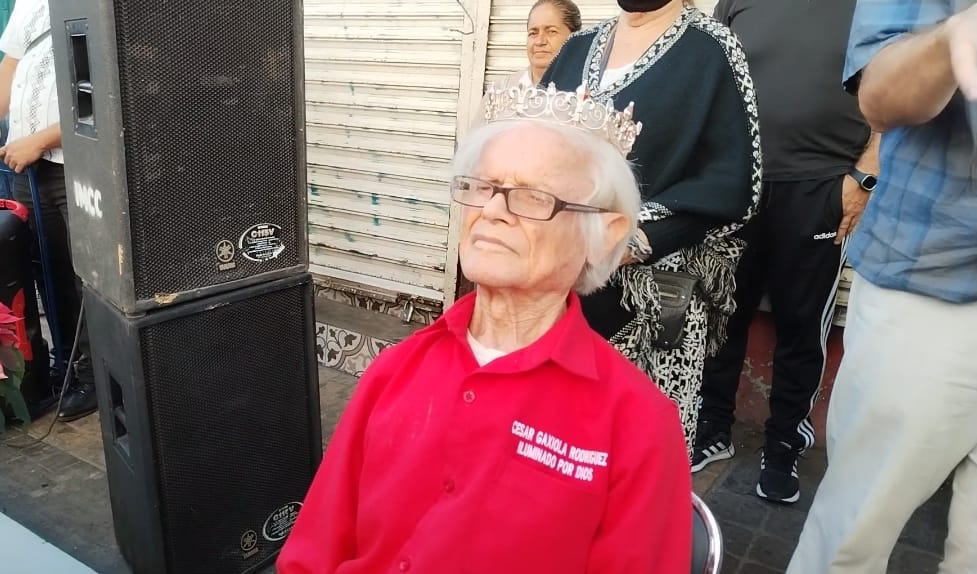 Coronan a “Don Cachito” como el Rey de los Comerciantes