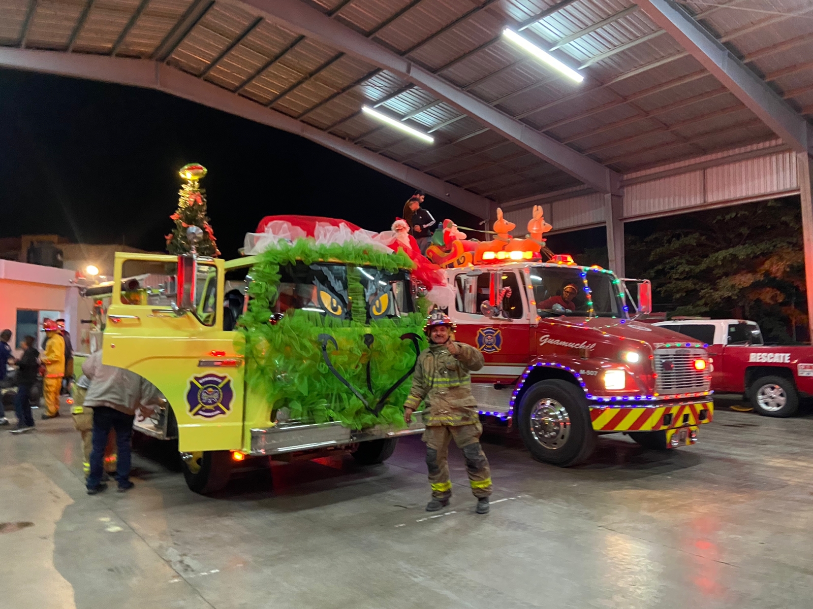Con camiones decorados de Navidad, Bomberos ilumina las calles de Guamúchil con espectacular recorrido