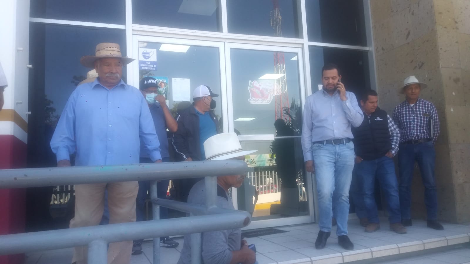 Dirigentes y productores agrícolas toman las instalaciones de la Financiera Nacional en Sinaloa