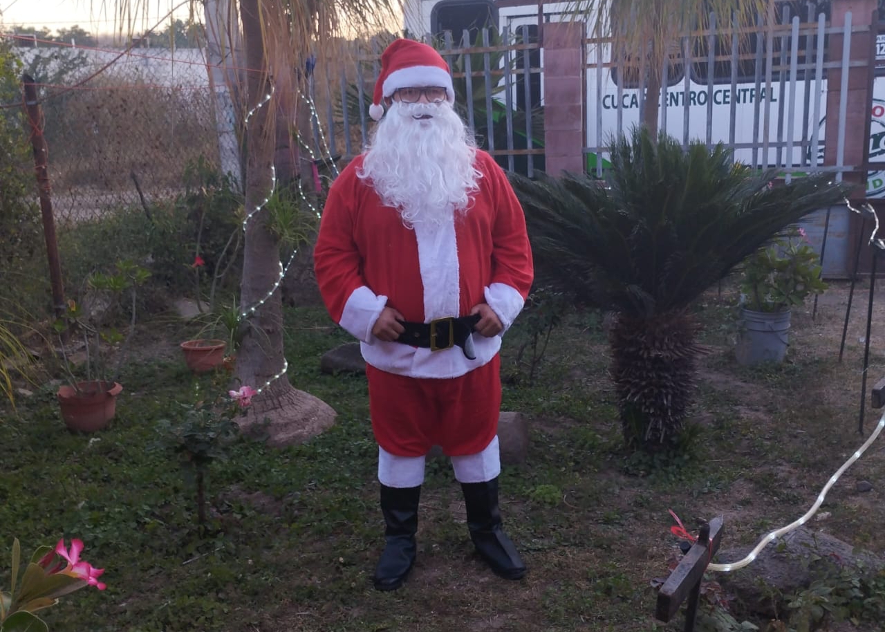 (VIDEO) ¡Lo hizo de nuevo! Don Leonardo, de la ruta Cucas, se viste de Santa Claus y regala dulces a niños