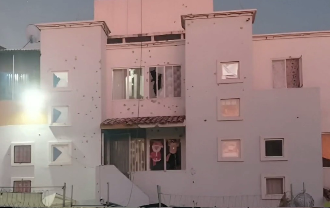 Un centenar de disparos | Ejecutan a 3 mujeres y rafaguean edificio en Guanajuato; reportan fémina decapitada