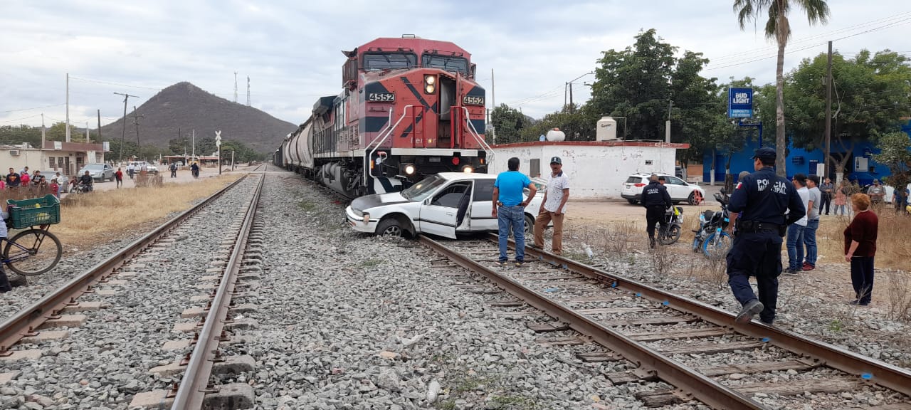 (VIDEO) En El Fuerte, mujer intenta ganarle el paso al tren y termina ...
