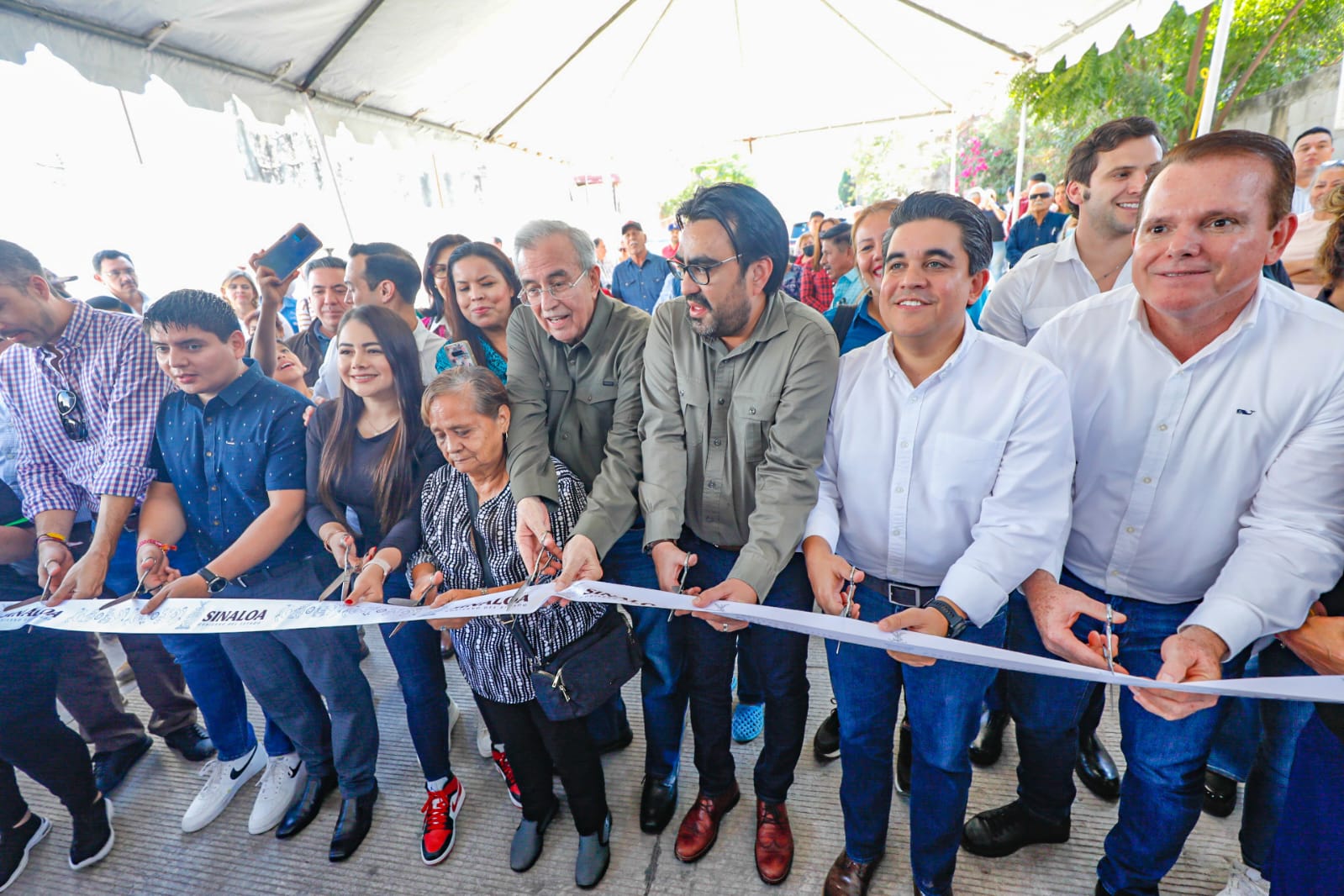 Encabeza Rubén Rocha entrega de obras de pavimentación en Culiacán con inversión de 13 mdp