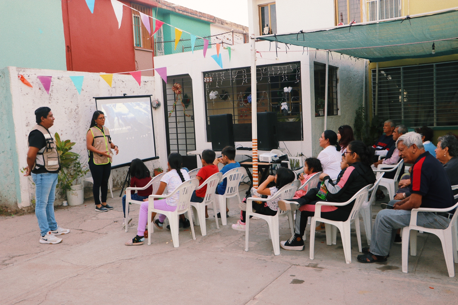 Habitantes de Jabalines, en Mazatlán, reciben educación ambiental con proyección de película