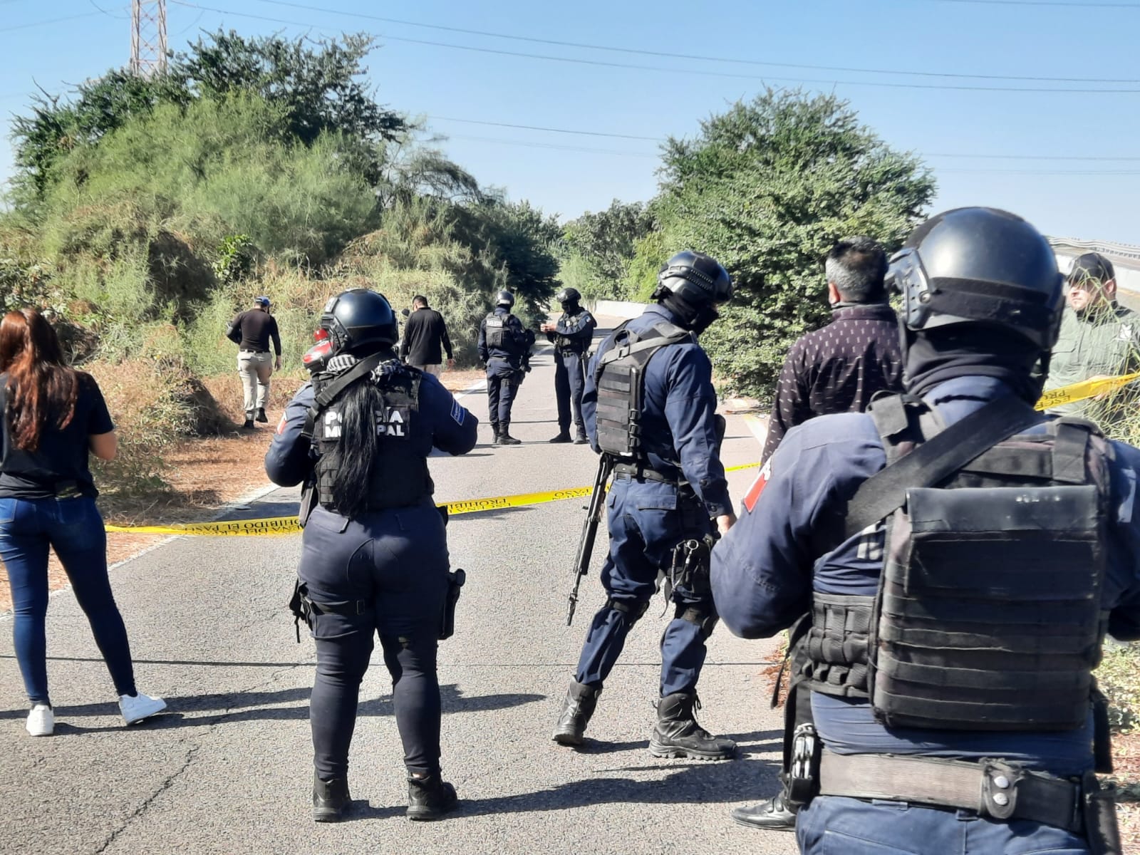 Ejecutado a balazos y esposado de las manos localizan a un hombre a la orilla de la carretera en Navolato