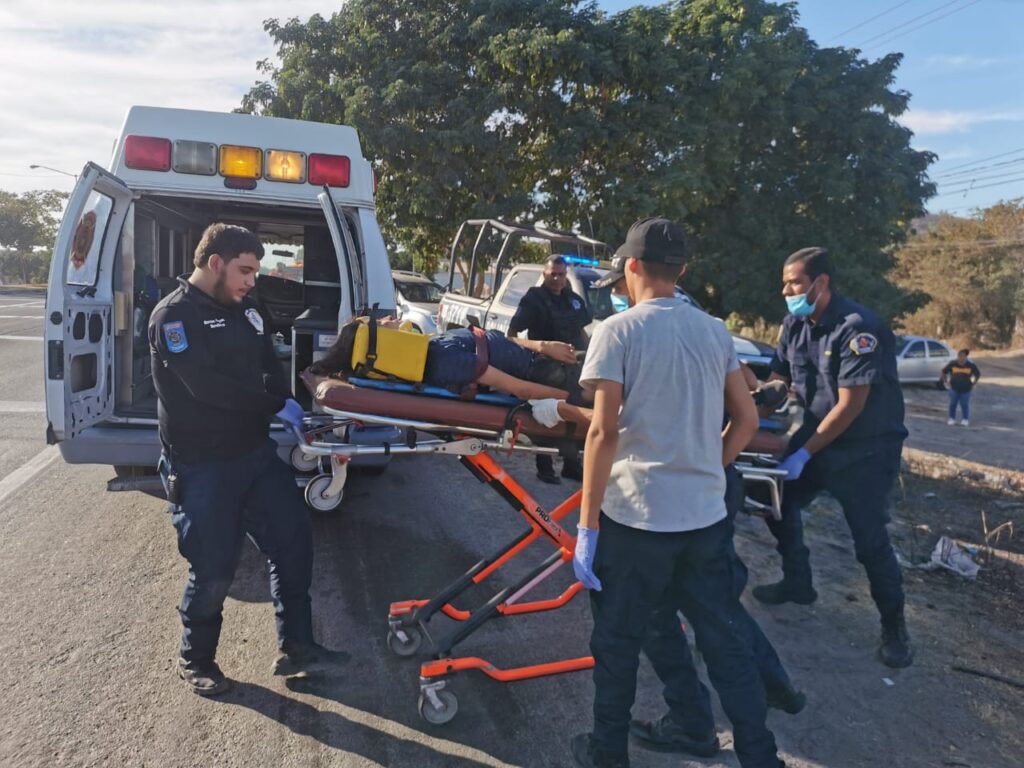 Joven mujer es embestida por vehículo en El Castillo en Mazatlán; el responsable huyó