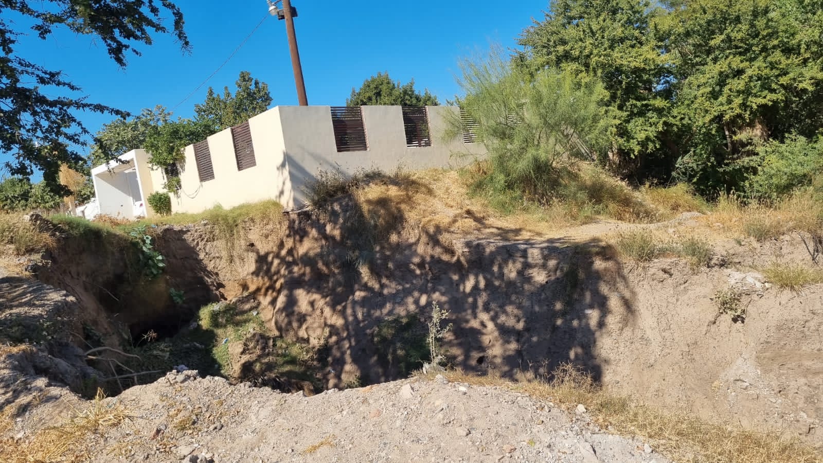 ¡Que las autoridades hagan algo! Megasocavón por tubería averiada amenaza con dejarla sin casa