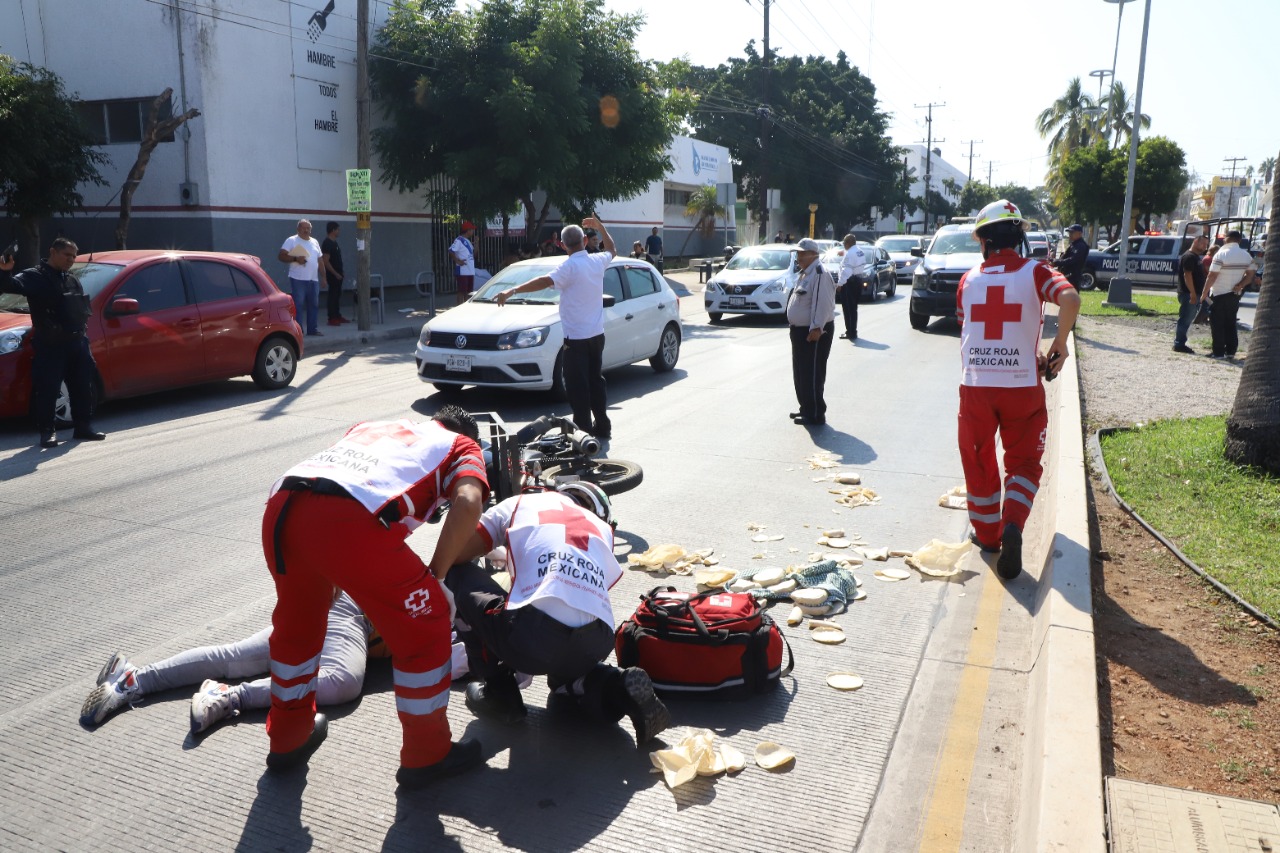 Motociclista arrolla a adulto mayor sobre la Gabriel Leyva en Mazatlán