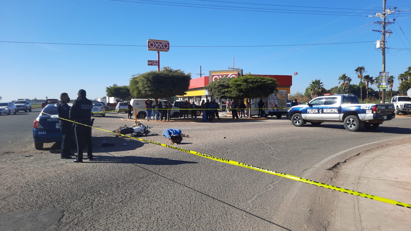 Muere motociclista al ser atropellado por un tractor sobre la Calle 300; su acompañante resulta lesionada
