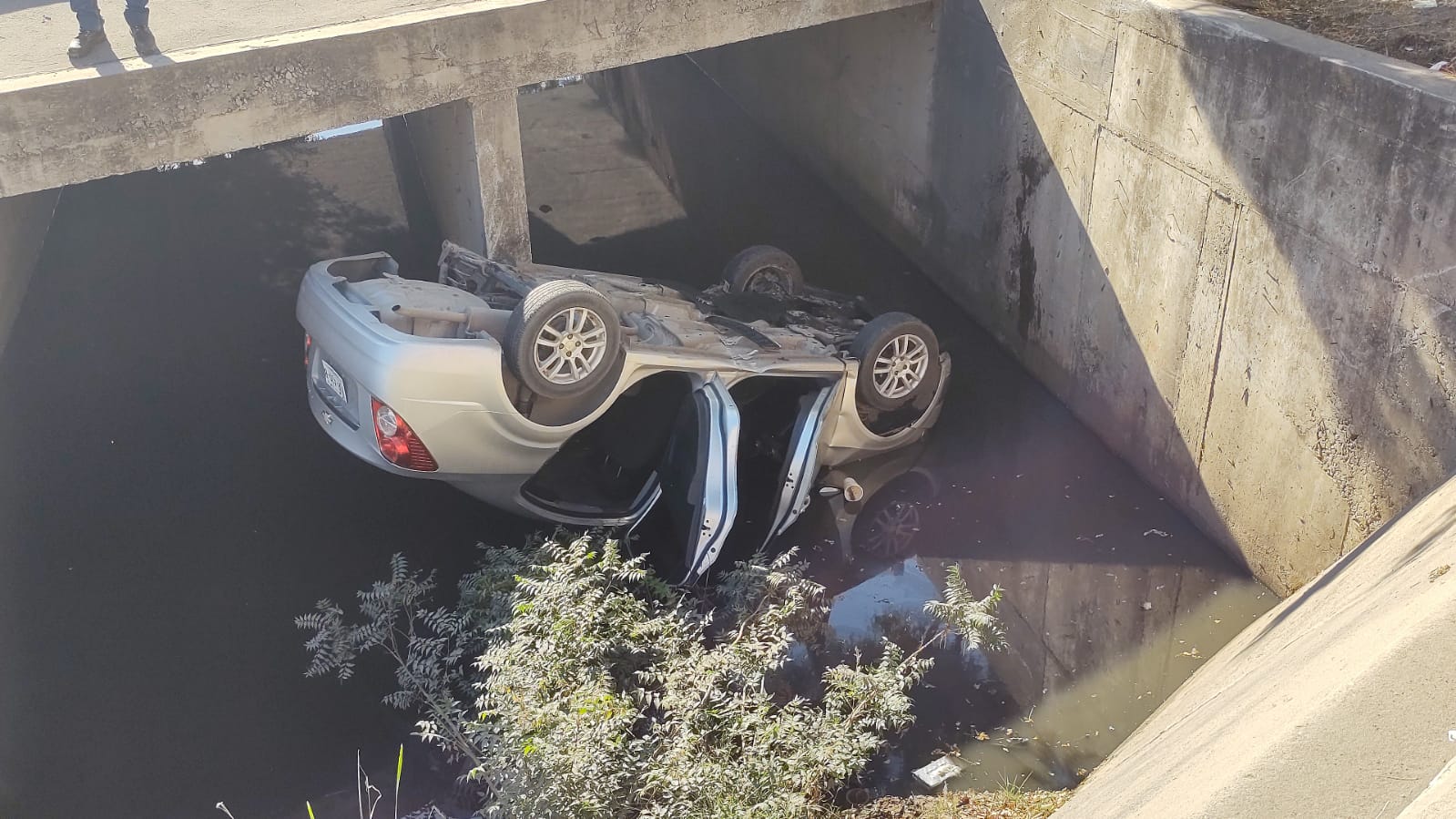 Mujer pierde el control y se va al canal de la Santa Rosa en Mazatlán